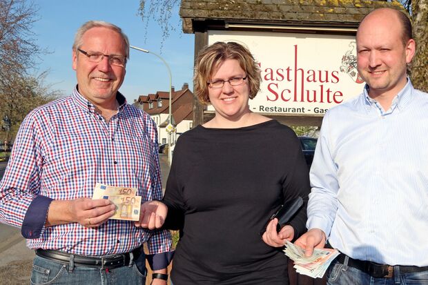 Andrea Schulte übergab die Spenden an Rainer Belz (links) und Christian Hering (rechts). FOTO: ANDREAS DUNKER