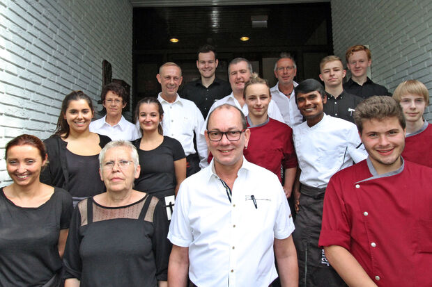 Der neue Inhaber Christian Krüger (Mitte) mit seinem Team für Küche und Service im Rahmen der Wiedereröffnungsfeier FOTO: ANDREAS DUNKER
