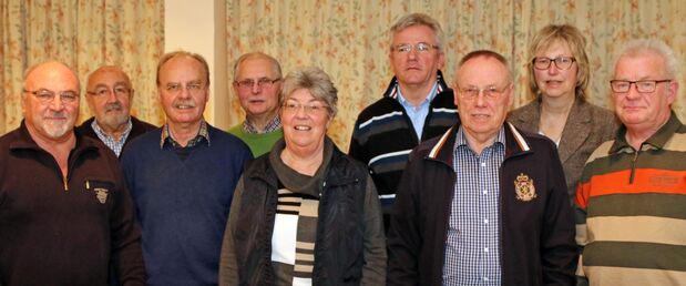 Der Gesamtvorstand des Gemischten Chores „Liedertafel“ Wiehagen (von links): Friedel Hockenbrink, Lothar Kembügler, Heinrich Koerdt, Paul Mischkowski, Hanne Guhl, Eugen Bartmann, Heinz Arndt, Mechthild Hugo und Johannes Mackenbruck FOTO: ANDREAS DUNKER