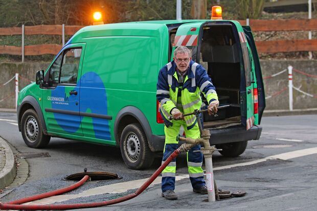 Ein Mitarbeiter der Gelsenwasser AG spült in Wickede eine Trinkwasserleitung durch. FOTO: ANDREAS DUNKER