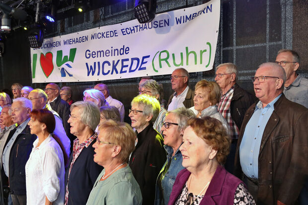 Der Gemischte Chor (GC) "Liedertafel" Wiehagen unterhielt das Publikum beim "Bürgerfest" auf dem Marktplatz. FOTO: ANDREAS DUNKER
