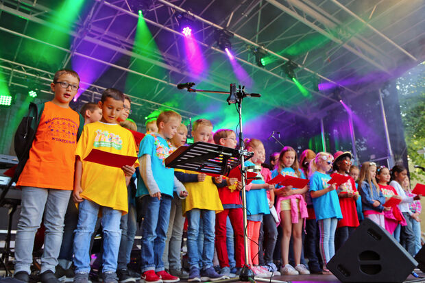 … und der Melanchthon-Grundschule der Gemeinde Wickede (Ruhr) präsentierten verschiedene Lieder und gratulierten der Kommune damit zu ihrem 50-jährigen Bestehen. FOTOS: ANDREAS DUNKER