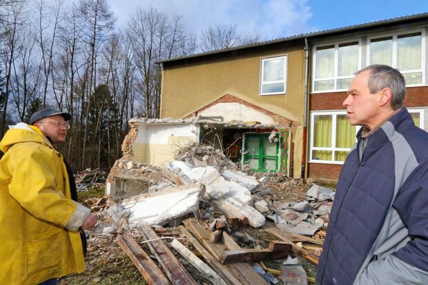 Bauarbeiter und Hausmeister am Samstag vor Ort FOTO: ANDREAS DUNKER