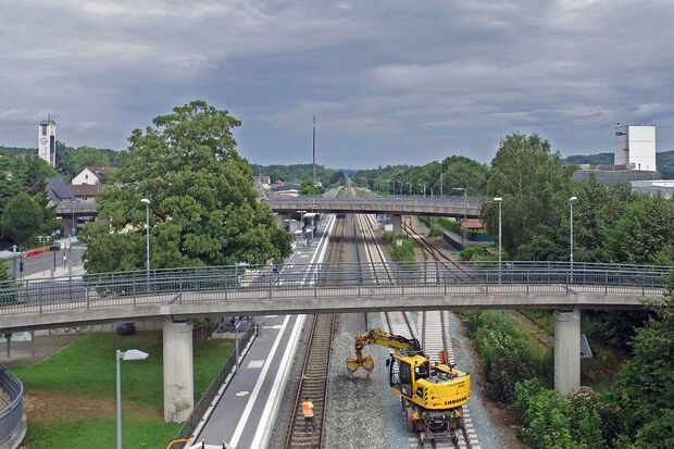 Gleisbauarbeiten mit einem Schienenbagger am Bahnhof in Wickede LUFTAUFNAHME: ANDREAS DUNKER / WWW.NRW-IMAGE.DE