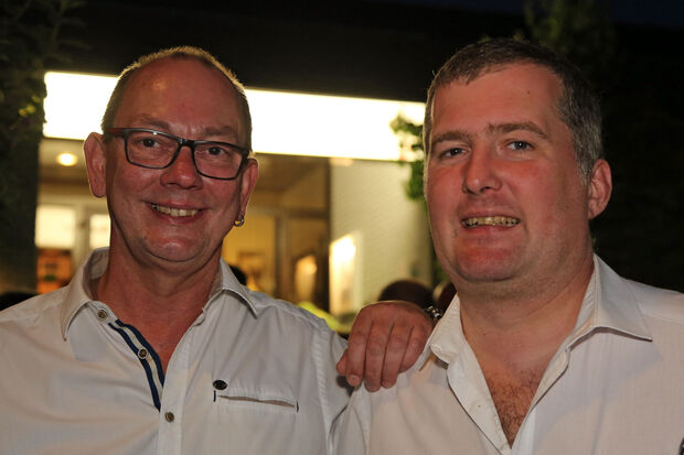 Glückliche Gastronomen am späten Abend: Inhaber und Koch Christian Krüger zusammen mit seinem Partner Bernd Grunwald, der sich um Service und kaufmännische Angelegenheiten kümmert. FOTO: ANDREAS DUNKER