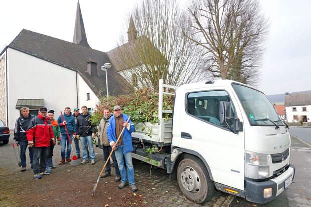 Grünschnitt rund um die Kirche in Echthausen: Mitglieder der Schützenbruderschaft packten kräftig zu. FOTO: ANDREAS DUNKER