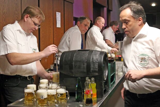 Mitglieder des Schieß-Sport-Clubs (SSC) Wickede bildeten die Thekenmannschaft beim Herbstfest am Samstag im Bürgerhaus. FOTO: ANDREAS DUNKER