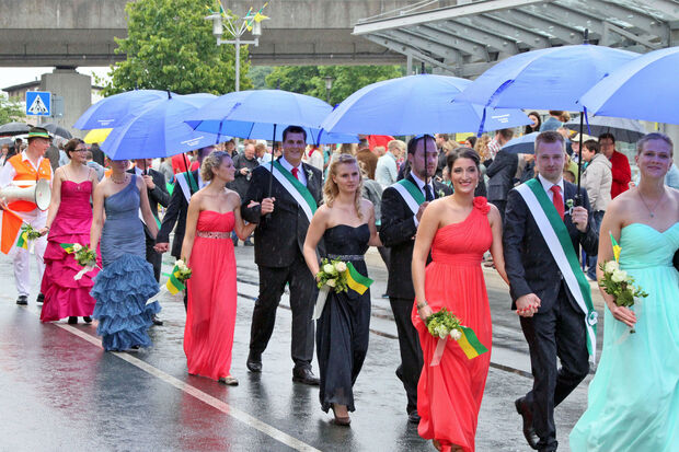 Blaue Schirme anstelle von blauem Himmel über den Köpfen: der Büdericher Hofstaat mit Paaren aus Wickede, Wiehagen und Schlückingen  FOTO: ANDREAS DUNKER