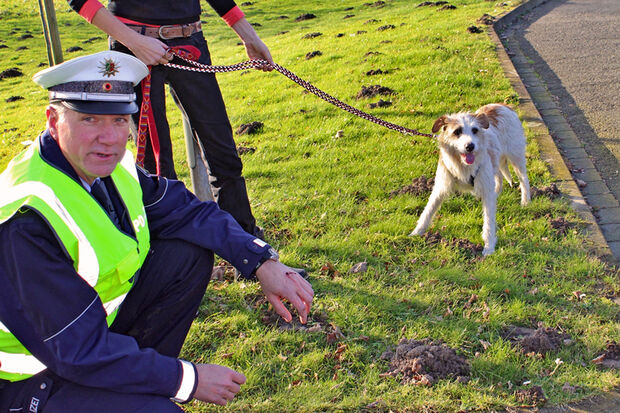 Erster Polizei-Hauptkommissar Manfred ("Manni") Blunk mit Bisswunden und Hund FOTOS: POLIZEI