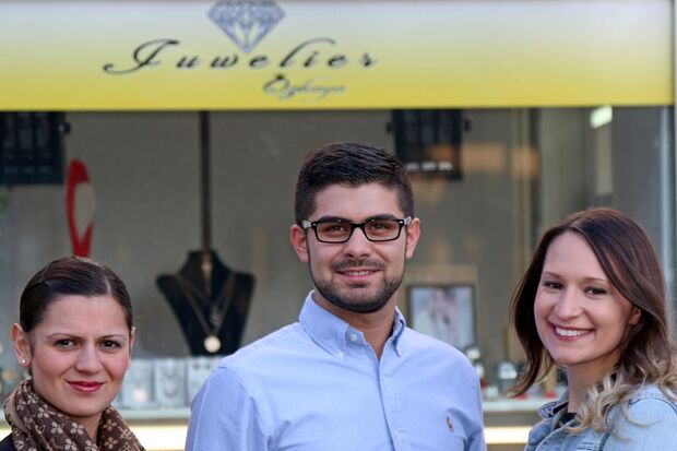 Geschäftsübergabe: Die bisherige Filialleiterin Sultan Ocak (geb. Bas) mit dem neuen Inhaber Tolgahan Özkaya und seiner Verlobten Hilal Kaya, die künftig Beratung und Verkauf in dem kleinen Juwelier-Geschäft übernimmt. FOTO: ANDREAS DUNKER