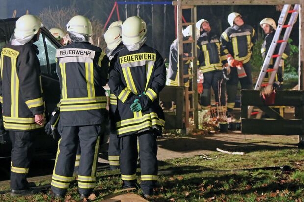 Weitestgehend zur Untätigkeit verurteilt: die restlichen Feuerwehrleute unten am Haus mit dem Kaminbrand FOTO: ANDREAS DUNKER