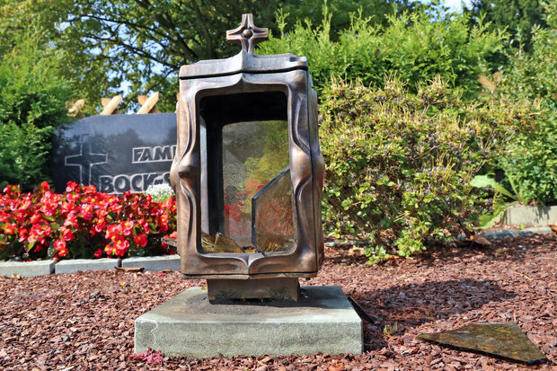 Zerstörte Verglasung einer Grablaterne FOTO: ANDREAS DUNKER