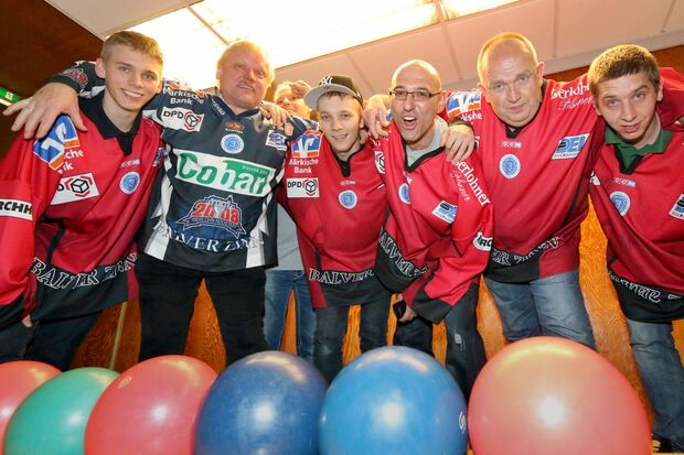 Die männlichen Tagessieger der Wickeder Kegelgemeindemeisterschaft kamen am Samstag aus den Reihen des Kegelclubs „Die Sklaven“: Hubert Keggenhoff (2. von links) und Guido Bendel (3. von rechts) räumten mächtig Puppen auf der Bürgerhaus-Bahn ab. FOTO: ANDREAS DUNKER