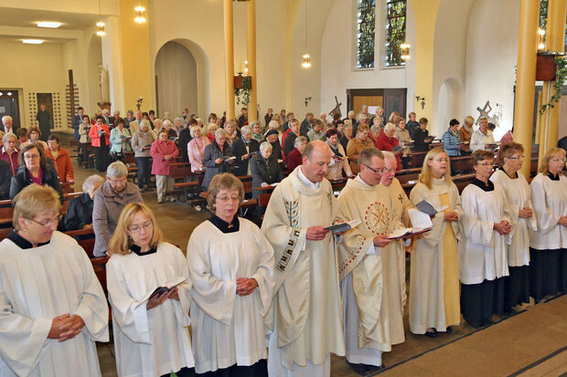 Das Festhochamt zum 100-jährigen Bestehen der Katholischen Frauengemeinschaft (KFD) am heutigen Samstag in der St.-Antonius-Kirche in Wickede FOTO: ANDREAS DUNKER