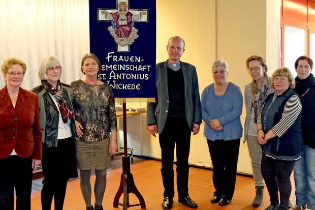 Der aktuelle KFD-Vorstand (von links): Rita Lange, Magdalene Neuhaus, Verena Hahn, Präses Pfarrer Thomas Metten, Sabine Hornkamp, Hildegard Gerk, Rita Arndt und Britta Schürcks. ARCHIVFOTO: ANDREAS DUNKER