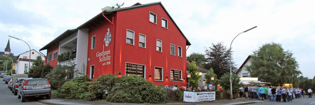 Neben der Kirche hat Echthausen nun auch wieder ein eigenes Wirtshaus. Das Dorf feierte dies mit einem kleinen Volksfest mit mehreren Hundert Besuchern. FOTO: ANDREAS DUNKER