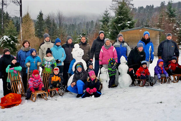 Die "Jungen Familien" der Wickeder Kolpingfamilie im Schnee im Sauerland FOTO: KOLPING