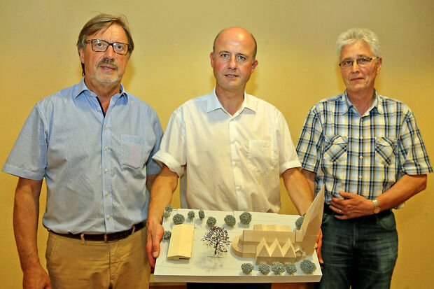 Kolping-Vorsitzender Bernhard Arndt, Pfarrer Thomas Metten und Kirchenvorstandsmitglied Peter Hesse (von links) mit dem Modell des neuen Pfarrzentrums FOTO: ANDREAS DUNKER