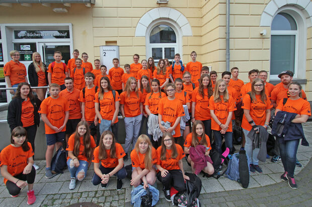 Vor der Abfahrt: die Ameland-Ferienkinder und einige ihrer Betreuer vor dem Wickeder Bahnhof FOTO: ANDREAS DUNKER