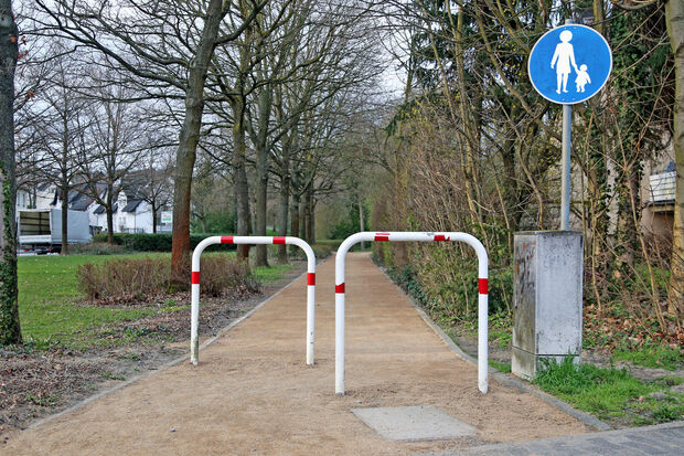 Der Gehweg mit der neuen wassergebundenen Decke aus speziellem Sand FOTO: ANDREAS DUNKER