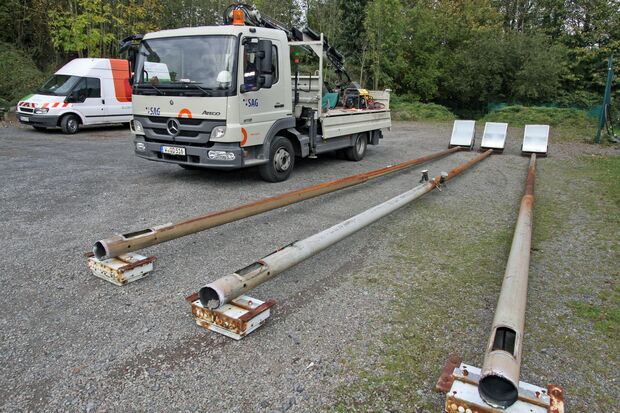 Demontierte Flutlichtmasten liegen vor der Tennisanlage FOTO: ANDREAS DUNKER