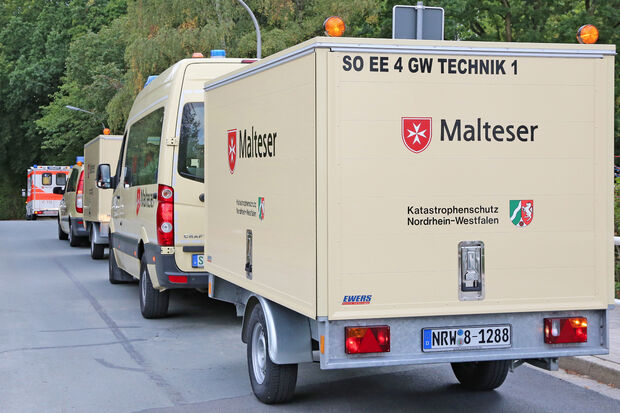 Ankunft des Malteser-Konvois an der Sekundarschule im Hövel FOTO: ANDREAS DUNKER