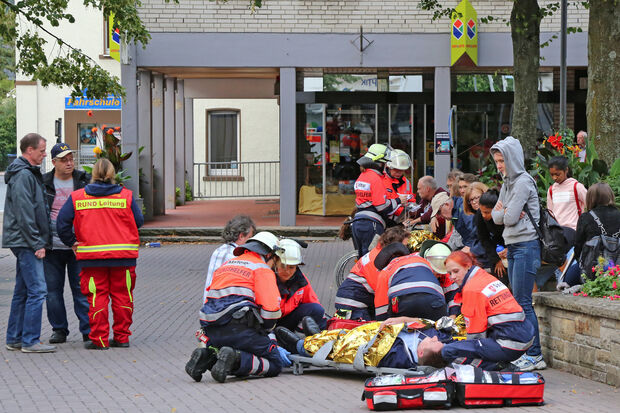 Statt unter den nahen Arkaden bauen die Malteser ihren provisorischen Sanitätsplatz mitten auf dem Marktplatz auf, wo die Patienten vor Regen und Sonne nicht geschützt sind und den Blicken von Gaffern ausgesetzt sind. FOTO: ANDREAS DUNKER