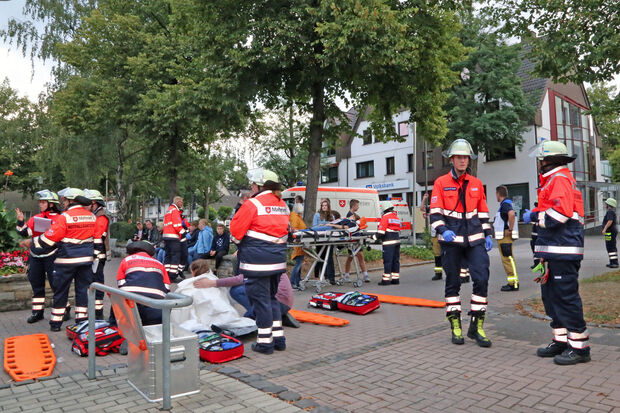 Statt unter den nahen Arkaden bauen die Malteser ihren provisorischen Sanitätsplatz mitten auf dem Marktplatz auf, wo die Patienten vor Regen und Sonne nicht geschützt sind und den Blicken von Gaffern ausgesetzt sind. FOTO: ANDREAS DUNKER