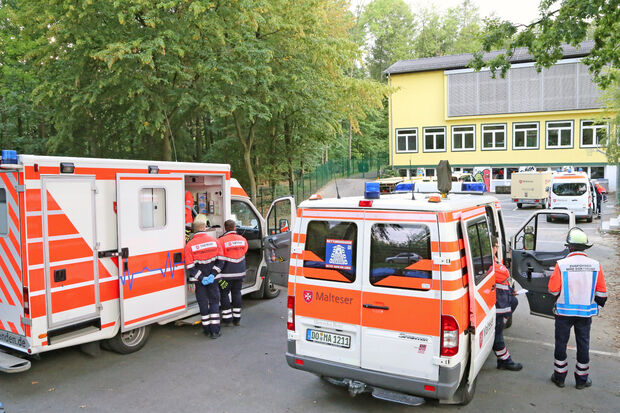 Rettungswagen, die vor der Fahrt zum Einsatz, erst einmal auf dem Parkplatz rangieren müssen, weil sie nicht in Ausfahrtrichtung stehen. FOTO: ANDREAS DUNKER