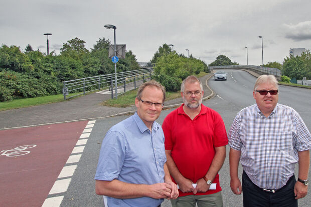 Statt über die kleine Brücke müssen Fußgänger und Fahrradfahrer künftig den Bordstein an der Autobrücke benutzen. Warnbarken zwischen westlich gelegenem Gehweg und der Fahrbahn in Richtung Wimbern sollen für Sicherheit der Passsanten sorgen. Die Geschwindigkeit auf der großen Brücke über die Bahnschienen wird temporär auf 30 Stundenkilometer reduziert.  FOTO: ANDREAS DUNKER
