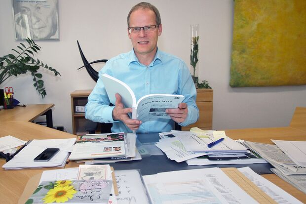 Ein Motto von Michalzik hängt groß an der Wand hinter ihm: „Nehmen Sie die Menschen wie sie sind, andere gibt’s nicht!“ – Ein Zitat des legendären CDU-Politikers Konrad Adenauer. FOTO: ANDREAS DUNKER