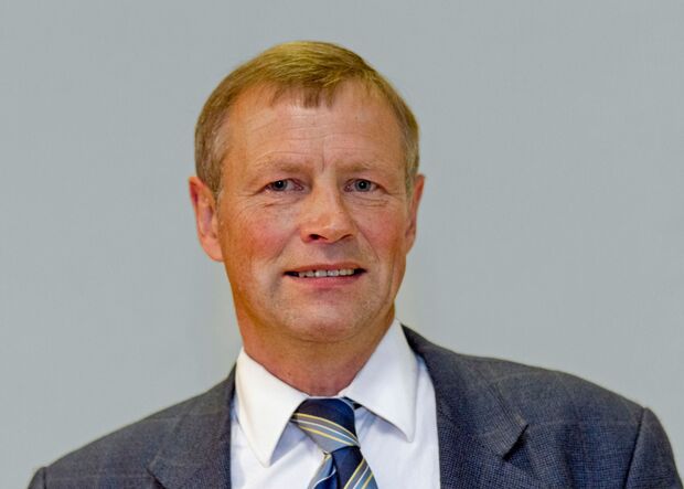 Regierungsvizepräsident Volker Milk wollte die Medienvertreter beim Rundgang durch die Unterbringungseinrichtung für Asylsuchende scheinbar nicht dabei haben. In Burbach hatte ein Journalist die Missstände mit Demütigungen von Flüchtlingen durch das Sicherheitspersonal aufgedeckt. Eine peinliche Panne der Bezirksregierung, die das „Vorleben“ der Wachleute offensichtlich nicht richtig durchleuchtet hatte. Ob es auch in Wimbern etwas vor Pressevertretern zu verheimlichen gibt, dass heute nur Politiker durch die Anlage geführt wurden? „wickede.ruhr HEIMAT ONLINE“ hat jedenfalls heute Nachmittag nochmals nachdrücklich um eine Foto- und Film-Erlaubnis für die Unterbringungseinrichtung bei der Pressestelle der Bezirksregierung gebeten. Die Entschuldigung von Grünen-Politikerin Hanses, man wolle nur nicht, dass sich die Flüchtlinge „wie im Zoo“ vorkämen ist jedenfalls merkwürdig. Denn zu jedem Kindergarten- und Seniorenheimbesuch laden Politiker schließlich die Presse mit Fotografen ein. Vielleicht hat die Bezirksregierung aber auch doch nur Angst vor neuen Enthüllungen durch Journalisten – wie in der Landeseinrichtung in Burbach geschehen. FOTO: ANDREAS DUNKER