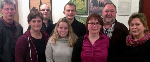 Der Vorstand des Musikvereins (von links): der neue Dirigent Thomas Voß, Vize-Vorsitzende Tina Grote, Beisitzer Kai Homberg, Schriftführerin Nina Wilms, Vorsitzender Dominik Gasse, Kassiererin Manuela Wirth, Noch-Dirigent Manfred Scheferhoff und Beisitzerin Monika Fabri FOTO: MUSIKVEREIN ECHTHAUSEN