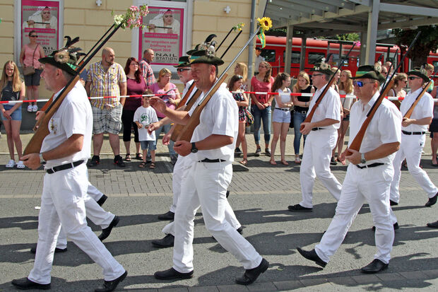 Die "Nail Station" in der "Rail Station" (Bahnstation) macht durch Fensterwerbung auf ihre bevorstehende Vergrößerung aufmerksam. FOTO: ANDREAS DUNKER