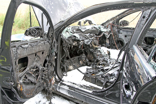 Das ausgebrannte Autowrack FOTO: ANDREAS DUNKER