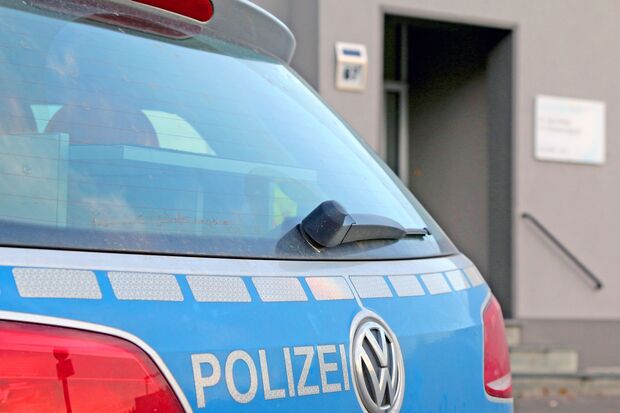 Polizei-Streifenwagen vor der Zahnarztpraxis FOTO: ANDREAS DUNKER
