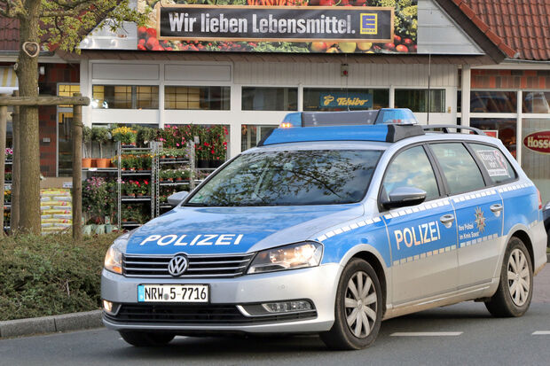 Die Edeka-Mitarbeiter "lieben Lebensmittel" – weniger jedoch lieben sie den sinnlosen Aufwand für nutzlose Strafanzeigen gegen Flüchtlinge, die sie als Ladendiebe erwischen. Denn die Strafverfolgung verlaufe fast immer im Sande und werde wegen "Geringfügigkeit" von der Justiz eingestellt, heißt es.FOTO: ANDREAS DUNKER