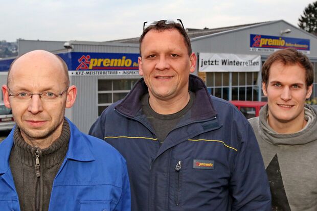 Kraftfahrzeugmechaniker Frank Feige, Geschäftsführer Andrè Lenz und noch Auszubildender Jack Koch (von links) stehen vor der Premio Werkstatt in Wickede  FOTO: ANDREAS DUNKER