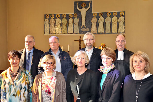 Das neue Presbyterium der evangelischen Kirchengemeinde Wickede (Ruhr) – Vordere Reihe, von links: Eva Berneis, Ulrike Freund, Herta Yazigi, Anne-Marie Flehmer und Ursula ("Uschi") Peuler – Hintere Reihe, von links: Manfred Hannig, Andreas Ersel, Hartwig Meier und Pfarrer Dr. Christian Klein FOTO: ANDREAS DUNKER