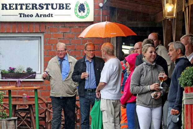 Reitturnier im Regen – trotzdem kamen zahlreichen Zuschauer. FOTO: ANDREAS DUNKER