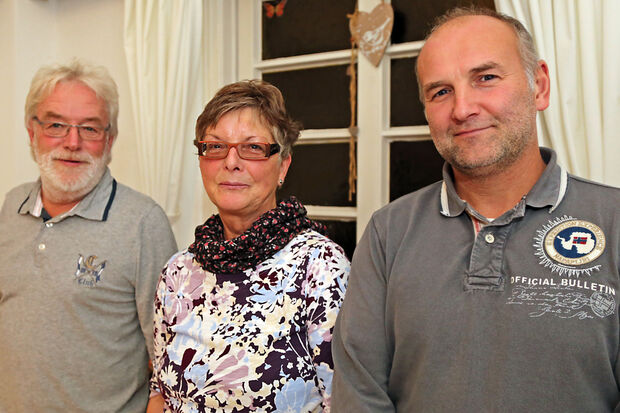 Die Vorstandsmitglieder bei der Jahreshauptversammlung des Fördervereins der Ruhrtalklinik (von links: Kassierer Bruno Klute aus Oeventrop, Vorsitzende Marianne Dörr aus Fröndenberg und ihr Stellvertreter Markus Anders aus Wickede). Nicht anwesend: Schriftführerin Lucia Karthaus aus Wimbern und Irmgard Schneider aus Menden FOTO: ANDREAS DUNKER