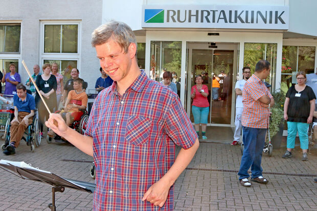 Einer der Patienten durfte auch dirigieren. FOTO: ANDREAS DUNKER