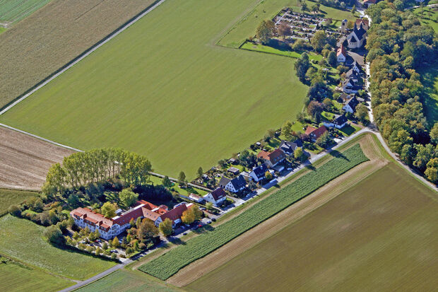 Die Ruhrtalklinik liegt am Rande des Dorfes Wimbern. Einige Meter weiter beginnt Barge, welches ein Stadtteil von Menden (Märkischer Kreis) ist. ARCHIVFOTO: ANDREAS DUNKER / NRW-LUFTBILDAGENTUR.DE