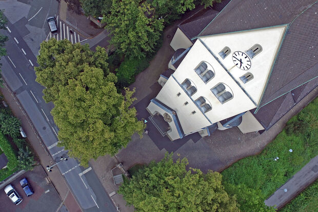 Mit einer Foto-Drohne noch erreichbar – mit der Feuerwehr-Drehleiter nicht mehr: das Dach des Turms der katholischen St.-Antonius-Kirche. Bis zur Spitze misst der Kirchturm knapp 60 Meter. ARCHIVFOTO: ANDREAS DUNKER