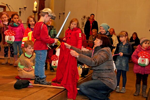 Der Soldat Martin teilt seinen Mantel durch einen Schwerthieb mit dem armen frierenden Bettler – aufgenommen am heutigen Dienstagabend in der katholischen St.-Antonius-Kirche FOTO: ANDREAS DUNKER