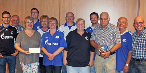Der Ruhrknappen-Vorstand übergab die Spendengelder an Marion Frohwein und Klaus Stieglitz vom Freundeskreis „Menschen helfen Menschen“ und Klaus Gründken als Vertreter der Caritas-Aktion „Wickeder Teller“. FOTO: PRIVAT 