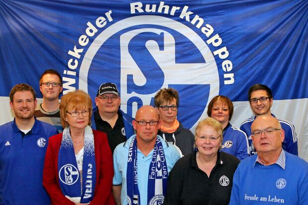 Der aktuelle Vorstand des Schalke-Fan-Clubs "Wickeder Ruhrknappen" ARCHIVFOTO: ANDREAS DUNKER