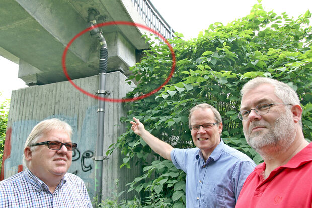 Von unten sind die Widerlager der Brücke deutlich sichtbar. Fachbereichsleiter Jürgen Schlautmann vom Ordnungsamt, Bürgermeister Dr. Martin Michalzik und Bautechniker Christian Drees erklärten das bautechnische Problem. FOTO: ANDREAS DUNKER