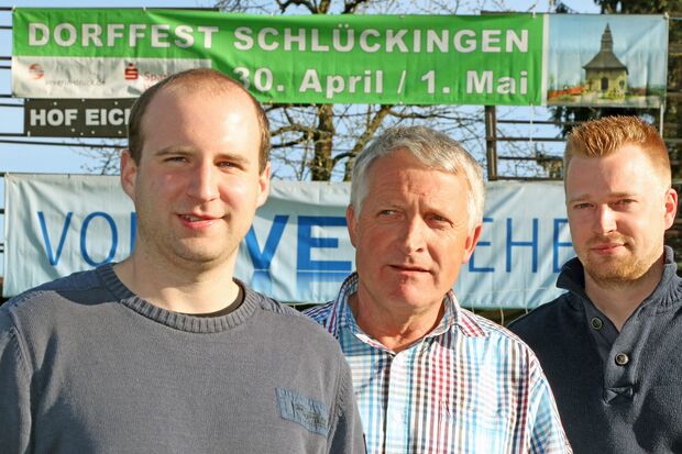 Christoph Prenger, Ortsvorsteher Willi Eickhoff (CDU) und Dominik Arens vor dem Werbetransparent für das Dorffest Schlückingen am 30. April und 1. Mai 2015 FOTO: ANDREAS DUNKER