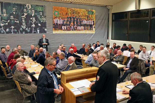 Ehrungen bei der Schützenbruderschaft in Wimbern – im Hintergrund: Großformatfotos zur Dekoration FOTO: ANDREAS DUNKER